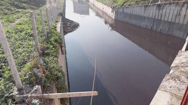 Haramiderenin rengi kırmızıya döndü; mahalleli tepki gösterdi
