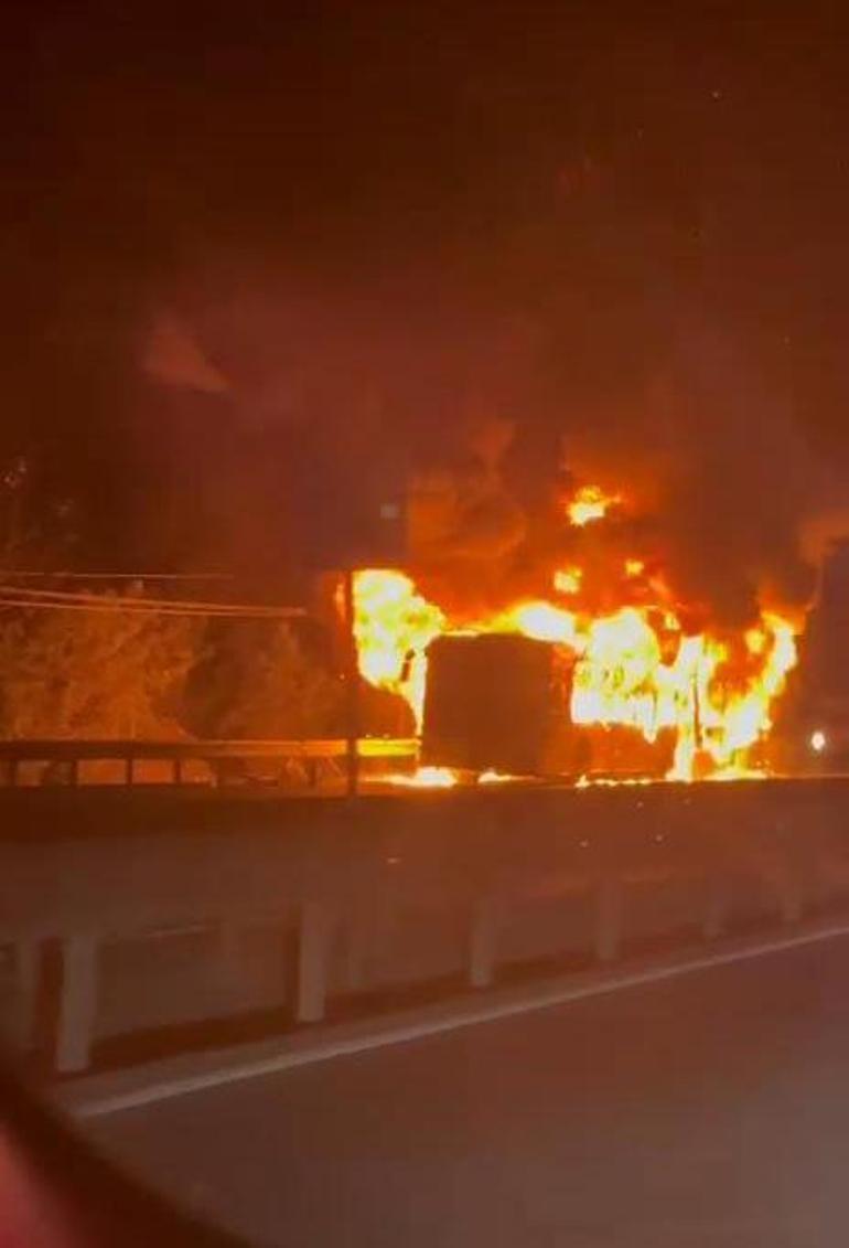 Arnavutköyde İETT otobüsü alev alev yandı