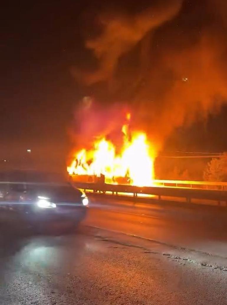 Arnavutköyde İETT otobüsü alev alev yandı