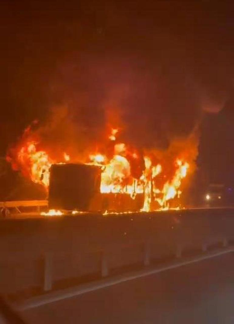 Arnavutköyde İETT otobüsü alev alev yandı