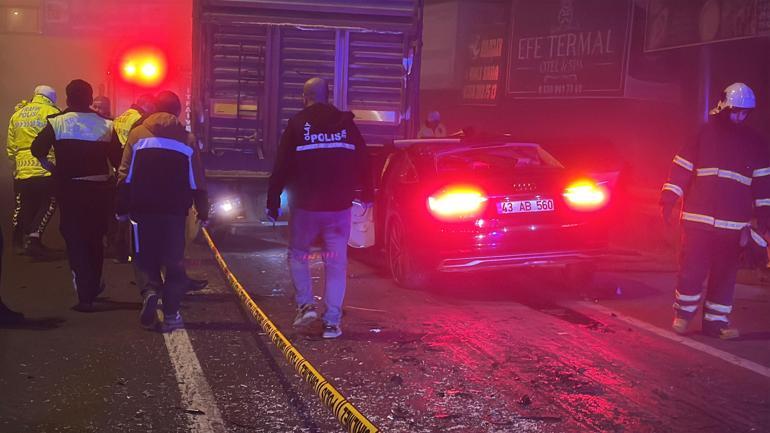 Kütahyada otomobil TIRa arkadan çarptı: 4 ölü