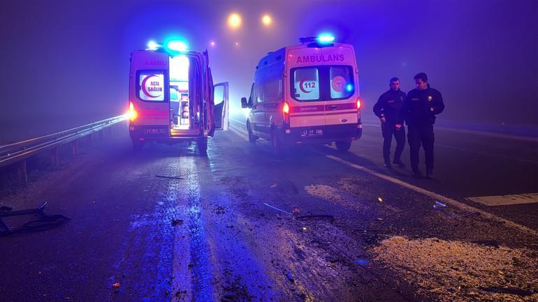 Kütahyada otomobil TIRa arkadan çarptı: 4 ölü