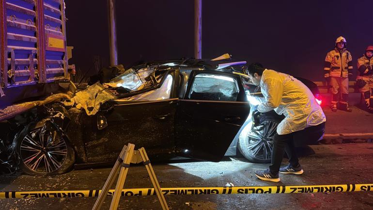 Kütahyada otomobil TIRa arkadan çarptı: 4 ölü