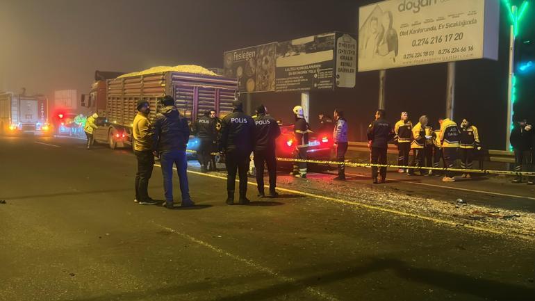 Kütahyada otomobil TIRa arkadan çarptı: 4 ölü