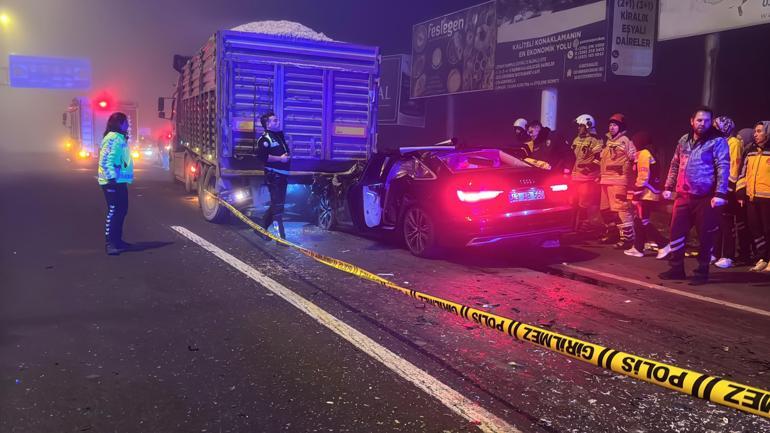 Kütahyada otomobil TIRa arkadan çarptı: 4 ölü