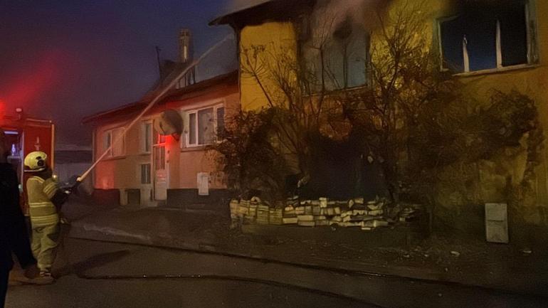 Evde çıkan yangında anne öldü, kızı yaralandı