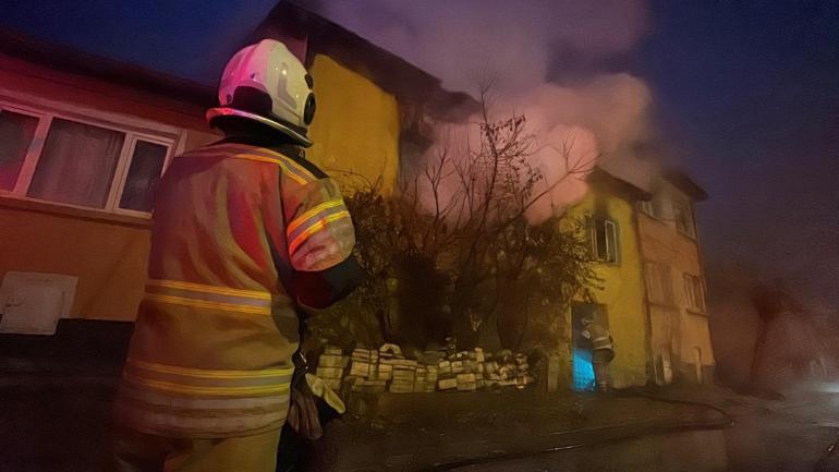 Evde çıkan yangında anne öldü, kızı yaralandı
