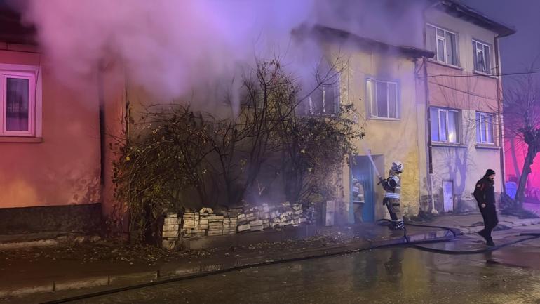 Evde çıkan yangında anne öldü, kızı yaralandı