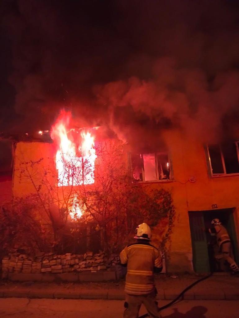 Evde çıkan yangında anne öldü, kızı yaralandı