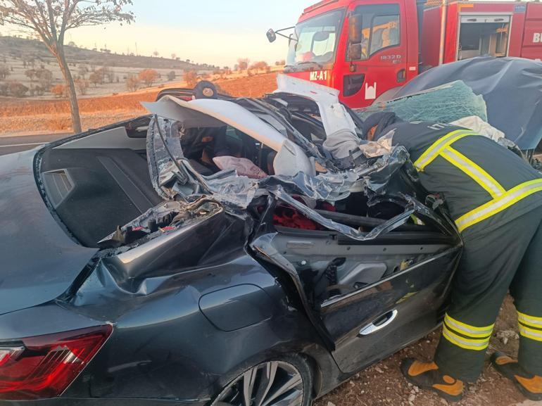 Mardinde otomobil, TIRa arkadan çarptı: 1 ölü, 2 yaralı