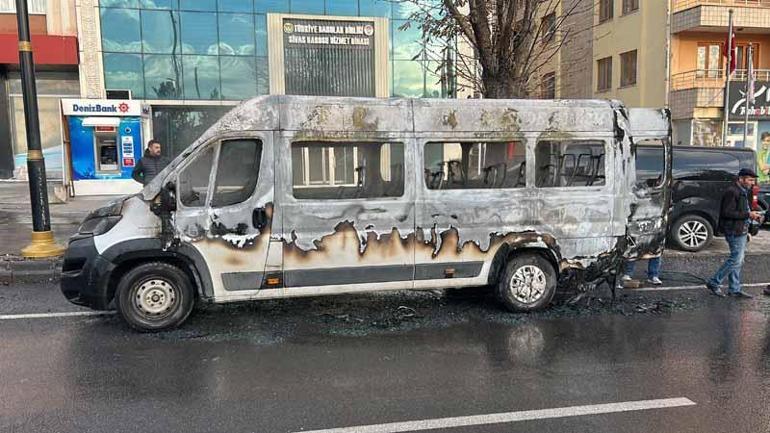 Park halindeki minibüs yandı