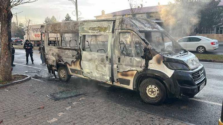 Park halindeki minibüs yandı