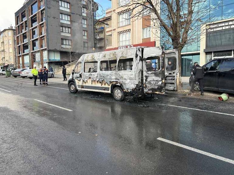 Park halindeki minibüs yandı