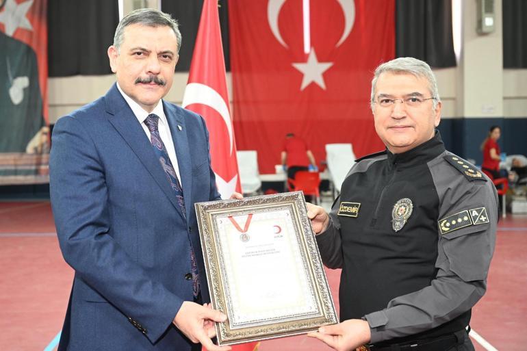 Öğrenci polisler kan ve kök hücre bağışladı