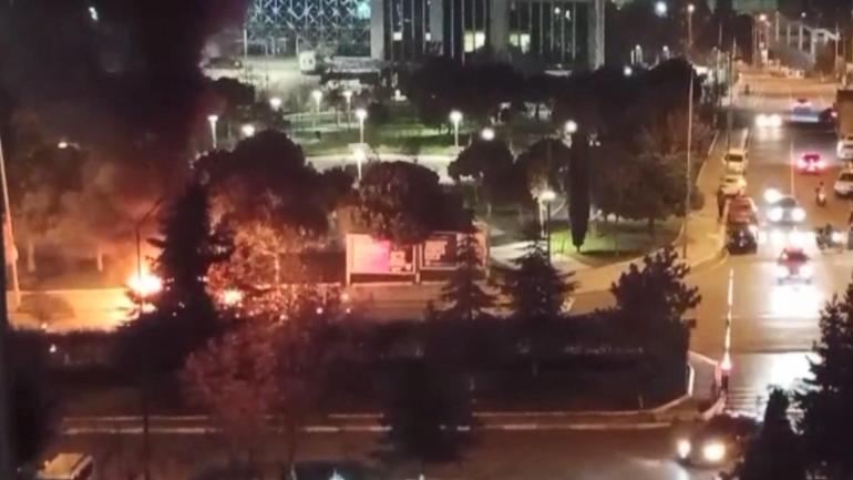 Küçükçekmecede seyir halindeki otomobil alev alev yandı