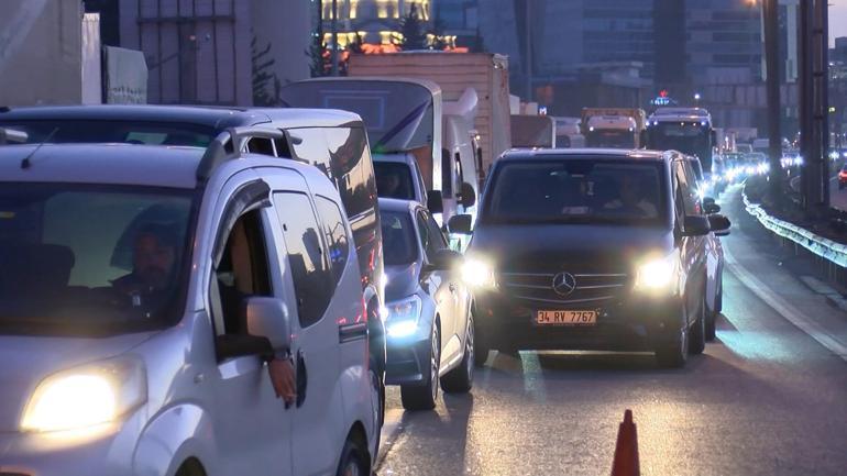 Bağcılar TEM Otoyolunda zincirleme kaza; trafik yoğunluğu oluştu