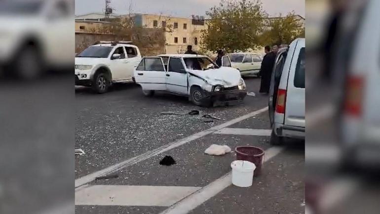 Hafif ticari araçla otomobil çarpıştı: 11 yaralı