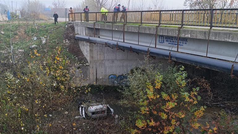 Dereye uçan otomobilde sıkışan sürücü yaralandı