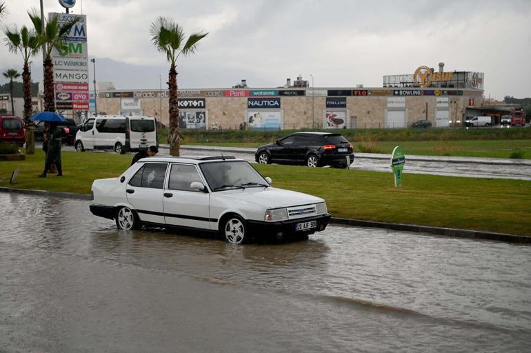 Kuşadasında sağanak yaşamı olumsuz etkiledi