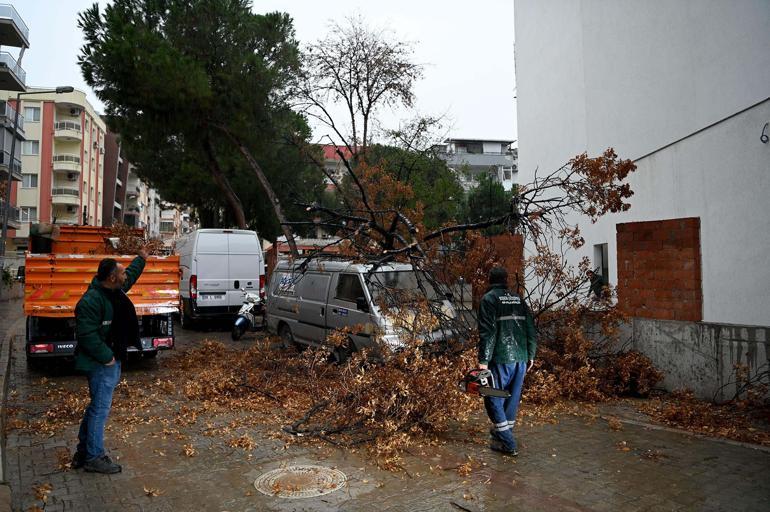 Kuşadasında sağanak yaşamı olumsuz etkiledi