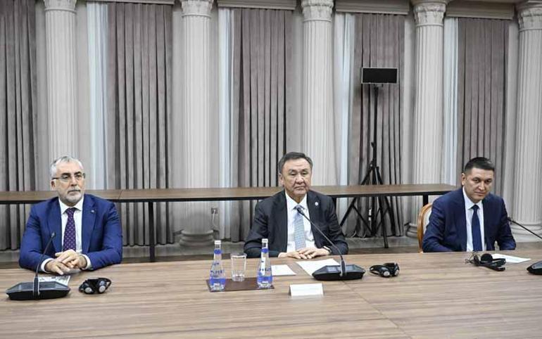 Bakan Işıkhan, Azerbaycan Başbakanı Asadov ile bir araya geldi