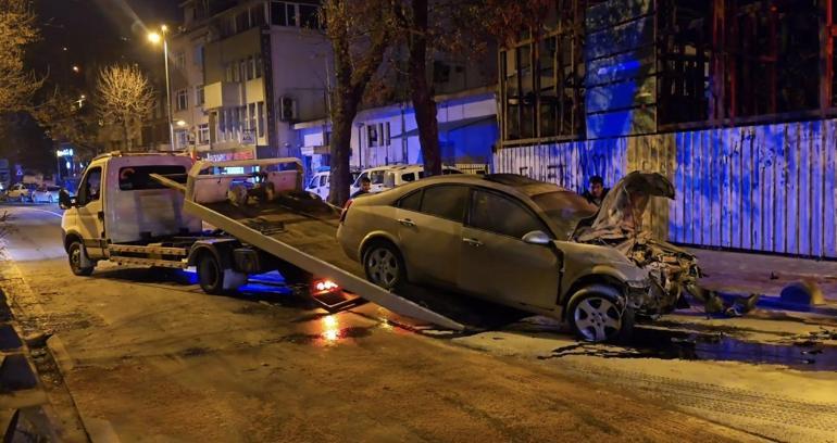 Beykozda otomobil kaldırımdaki ağaca çarptı: 2 yaralı