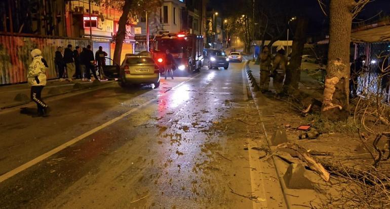 Beykozda otomobil kaldırımdaki ağaca çarptı: 2 yaralı