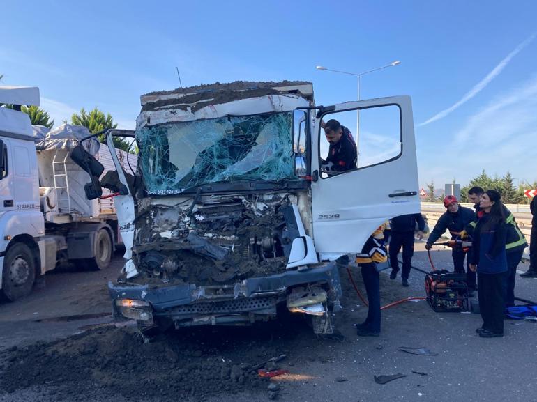 TIR’a arkadan çarpan kamyonda sıkışan sürücüyü itfaiyeciler kurtardı