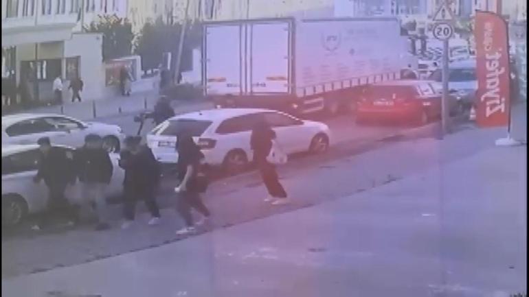 Beylikdüzünde skuter yayalara çarptı: 2 yaralı