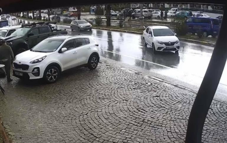 Sürücüsünün el frenini çekmeyi unuttuğu otomobil, kazaya neden oldu; o anlar kamerada