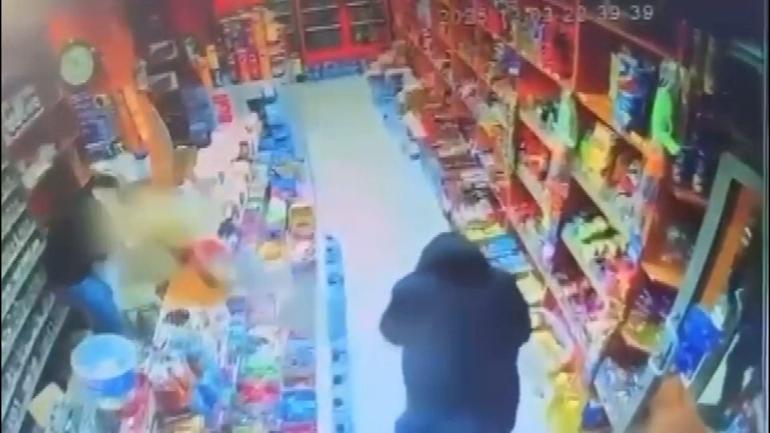 Bağcılarda emlakçı, 10 bin liralık komisyon için husumetlisinin oğlunu silahla vurdu