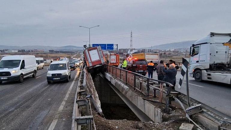 Lastiği patlayan itfaiye aracı, iki köprü arasına sıkıştı; 3 yaralı