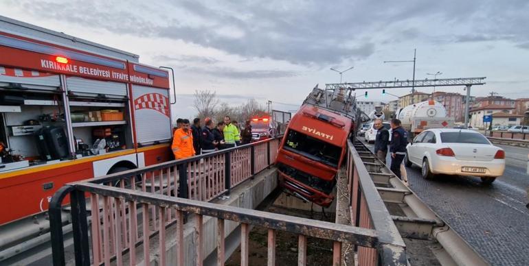 Lastiği patlayan itfaiye aracı, iki köprü arasına sıkıştı; 3 yaralı