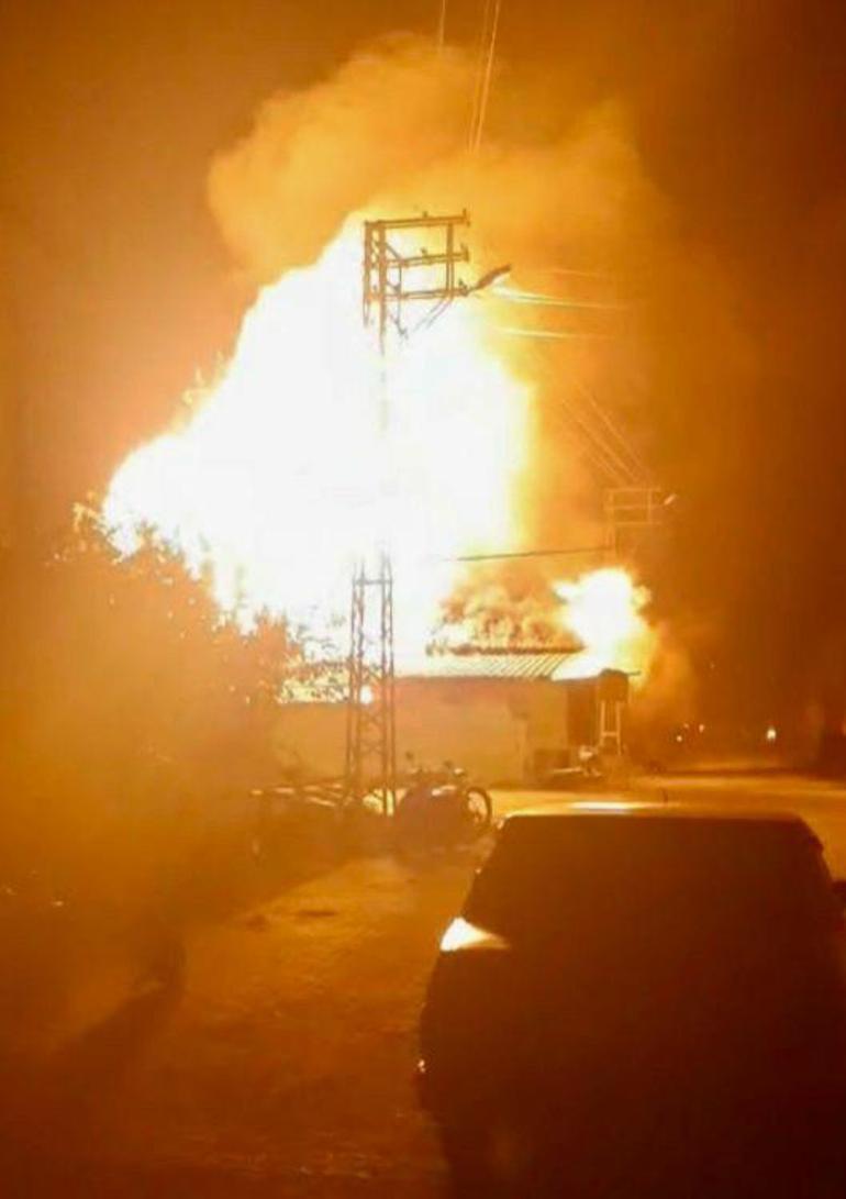 Mutfak tüpü depolanan evde çıkan yangında patlama anları kamerada