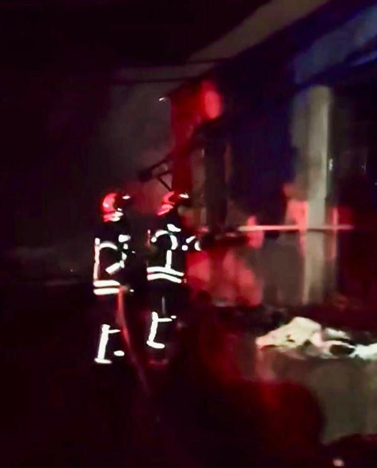 Mutfak tüpü depolanan evde çıkan yangında patlama anları kamerada