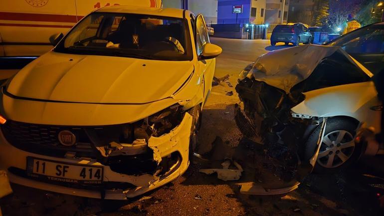 Bursada iki otomobilin kafa kafaya çarpıştığı kaza kamerada: 2 yaralı