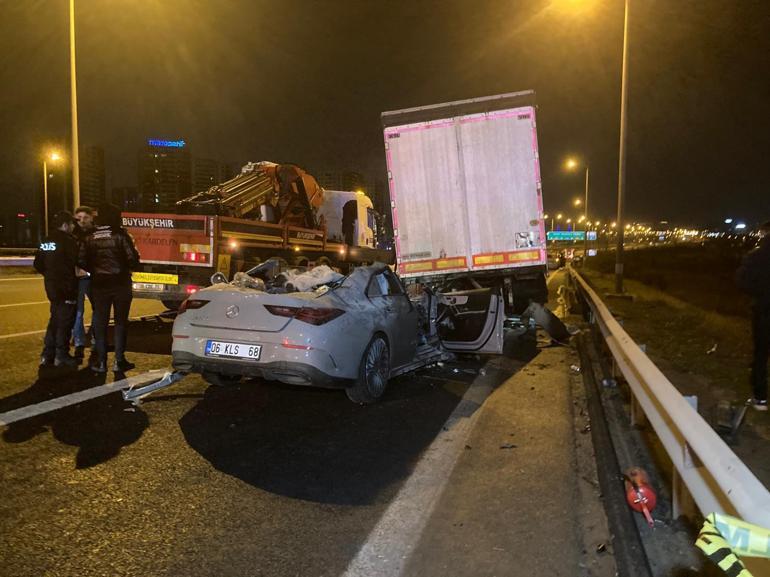 Ankarada otomobil, TIRa arkadan çarptı: 2 ölü, 1 yaralı