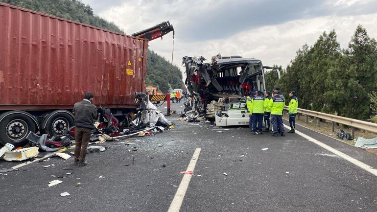 Yolcu otobüsü, otoyolda TIRa çarptı; 7 ölü, 11 yaralı
