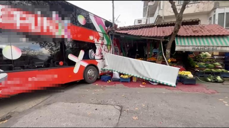 Çift katlı otobüs, otomobil ile manav dükkanına çarptı