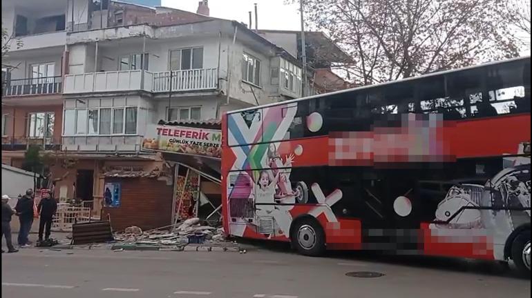 Çift katlı otobüs, otomobil ile manav dükkanına çarptı