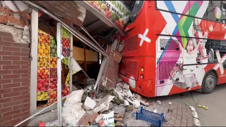 Çift katlı otobüs, otomobil ile manav dükkanına çarptı