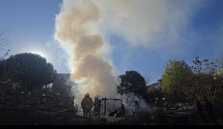 Tuzlada gecekonduda çıkan yangın söndürüldü