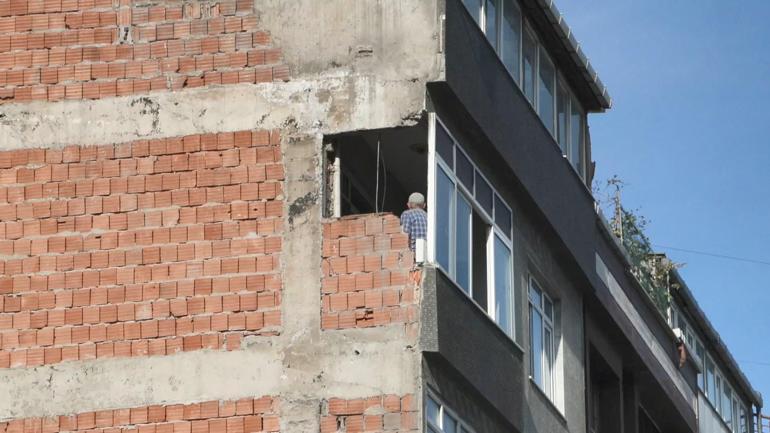 Sultangazide yıkımı yapılan binanın bitişiğindeki 5 katlı apartmanın tüm dairelerinde hasar oluştu; balkon duvarı yıkıldı