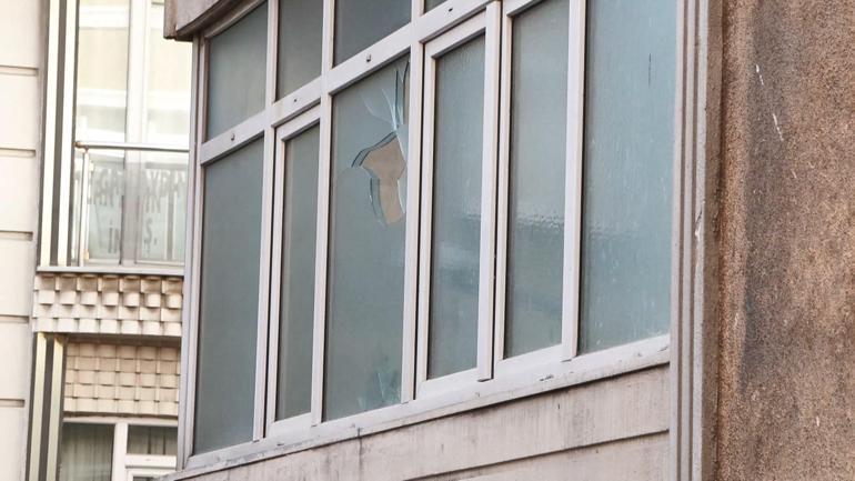 Sultangazide yıkımı yapılan binanın bitişiğindeki 5 katlı apartmanın tüm dairelerinde hasar oluştu; balkon duvarı yıkıldı