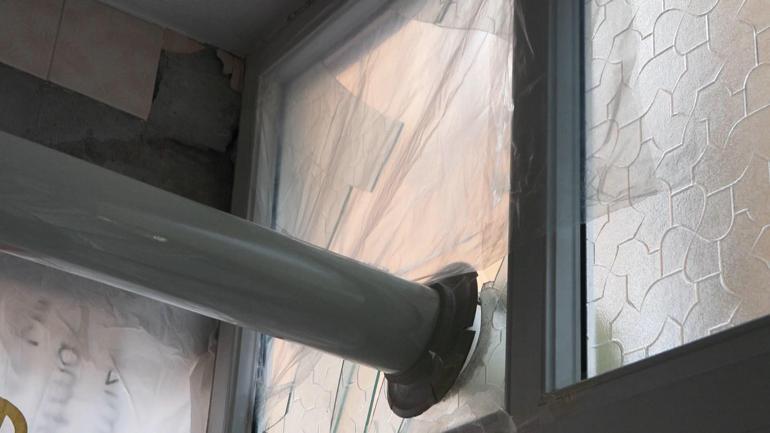 Sultangazide yıkımı yapılan binanın bitişiğindeki 5 katlı apartmanın tüm dairelerinde hasar oluştu; balkon duvarı yıkıldı