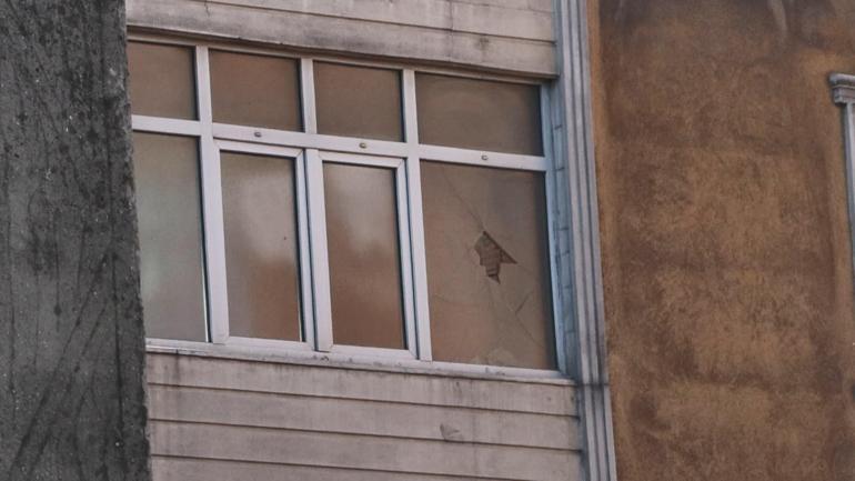 Sultangazide yıkımı yapılan binanın bitişiğindeki 5 katlı apartmanın tüm dairelerinde hasar oluştu; balkon duvarı yıkıldı