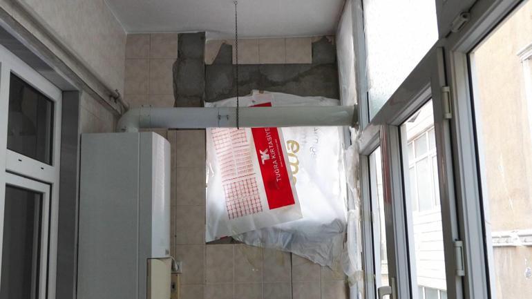 Sultangazide yıkımı yapılan binanın bitişiğindeki 5 katlı apartmanın tüm dairelerinde hasar oluştu; balkon duvarı yıkıldı