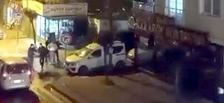 Avcılarda sokak ortasında tekme yumruklu kavga kamerada