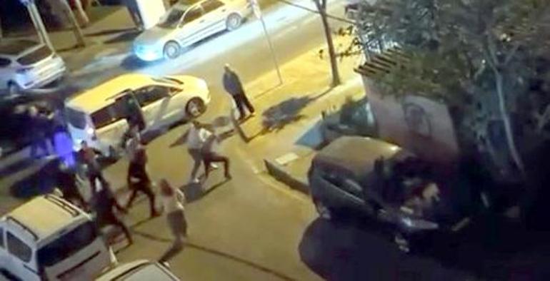 Avcılarda sokak ortasında tekme yumruklu kavga kamerada