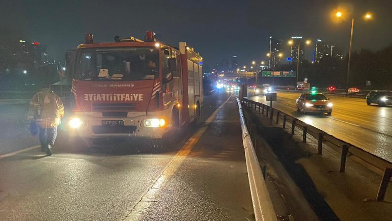 Bağcılar TEM Otoyolu’nda otomobilde uyuyan sürücüyü itfaiye uyandırdı